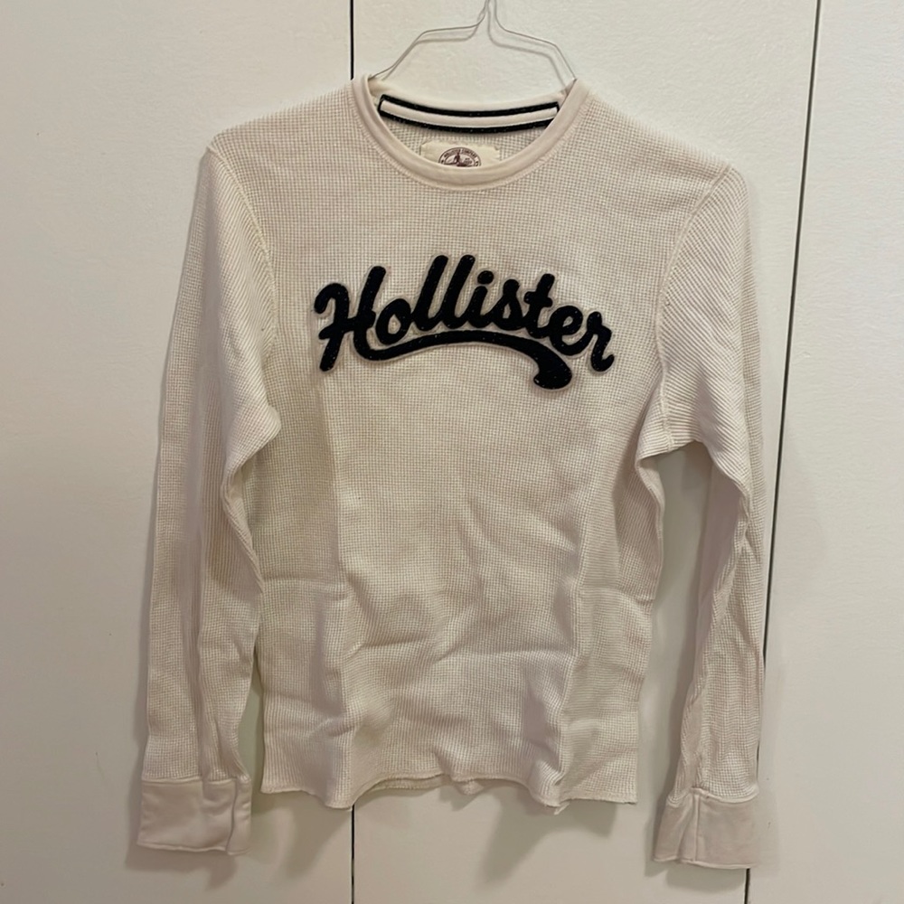 Hollister men white waffle Henley in size large; great condition